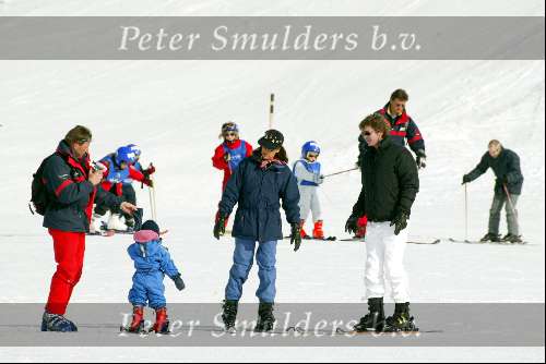 Zurs 17 februari 2002
Prinses Caroline v Monaco met baby en Prins Ernst van Hannover op ski\\\'s