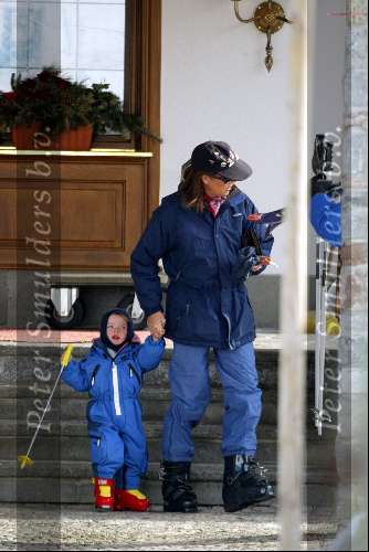 Zurs 17 februari 2002
Prinses Caroline v Monaco met baby en Prins Ernst van Hannover op ski\\\'s