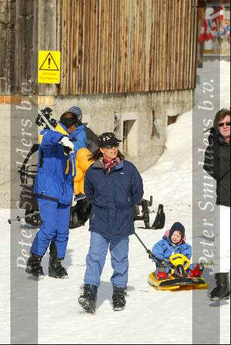Zurs 17 februari 2002
Prinses Caroline v Monaco met baby en Prins Ernst van Hannover op ski\\\'s