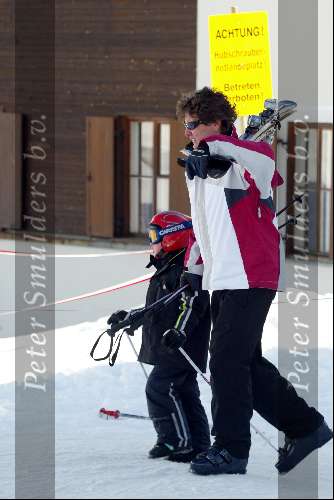 Zurs 17 februari 2002
Rene Froger met hun zoontje 
Wintersport