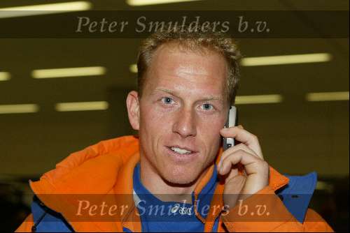 Schiphol 26 februari 2002
Terugkomst sporters van de Olympische winterspelen in Salt Lake city.
Rintje Ritsma met gsm