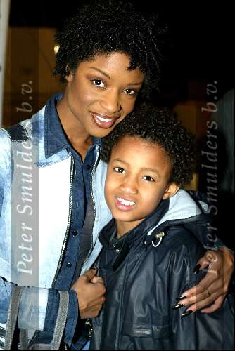 Amsterdam 14 februari 2002
Premiere Circus du Soleil bij Amsterdam Arena
Sylvana Simons met zoontje