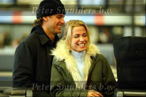 Amsterdam 24 februari 2002
Vivian Reys en John Ewbank op schiphol