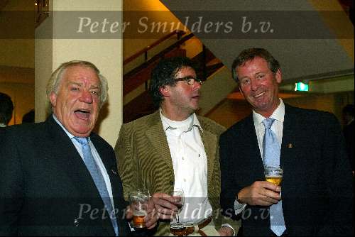 Bussum 24 februari 2003
Uitreiking van de gouden harpen
Adriaan v Toor Wil Hoebee en Harry v Hoof met glas wijn