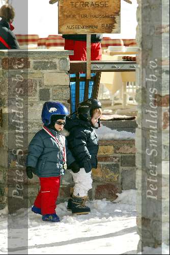 Zurs 15 februari 2003
Ernst v Hannover en Prinses Caroline v Monaco
hun dochtertje Alexandra