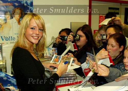 Rotterdam 27 februari 2003
Chantal Janzen  bij signeren volle maan