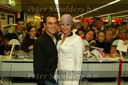 Rotterdam 27 februari 2003
Edgar Wurfbain en Chantal Janzen bij signeren volle maan


Peter Smulders bv