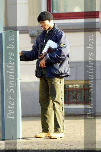Amsterdam 5 februari 2003
Humberto Tan in vrijetijdskleding  en met een muts op
Parkeerautomaat