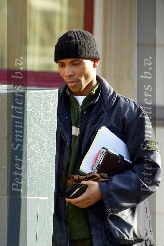Amsterdam 5 februari 2003
Humberto Tan in vrijetijdskleding  en met een muts op
Geldautomaat