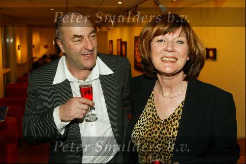 Bussum 24 februari 2003
Uitreiking van de gouden harpen
Lenny Kuhr met vriend