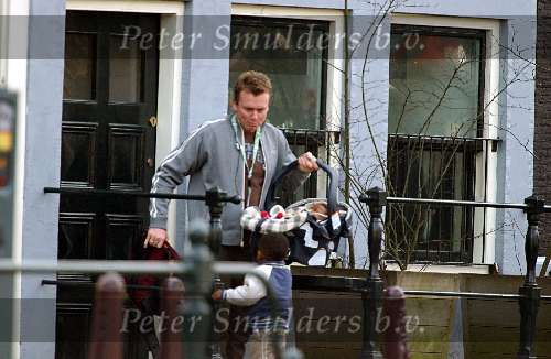 Amsterdam, 2 maart 2003 Vriend Paul de Leeuw draagt baby uit huis
