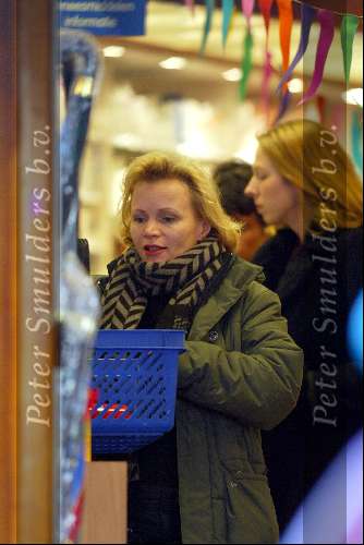 Amsterdam 5 februari 2003
Renee Soutendijk aan het winkelen op de Cornelis Schuytstraat