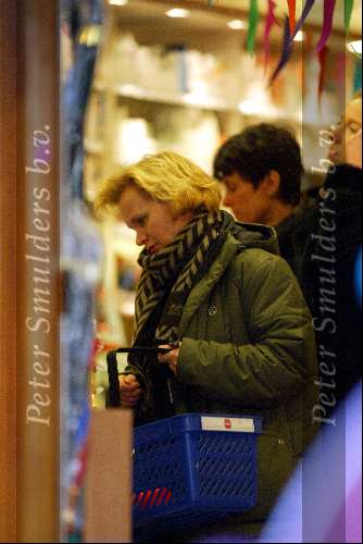 Amsterdam 5 februari 2003
Renee Soutendijk aan het winkelen op de Cornelis Schuytstraat
