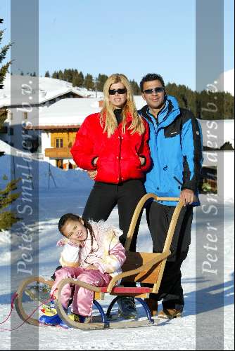 Zurs 23 februari 2003
Ruud Gullit & Estelle Gullit met Joelle Gullit
Wintersport  Slee