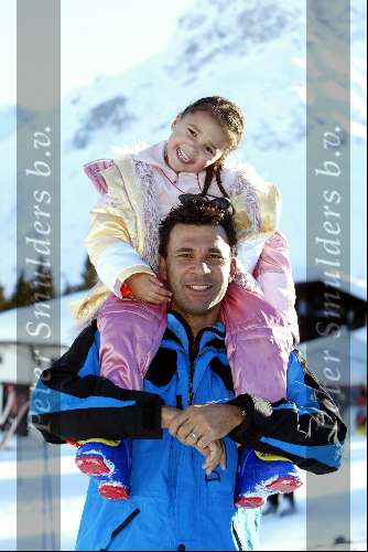 Zurs 23 februari 2003
Ruud Gullit met Joelle Gullit
Wintersport