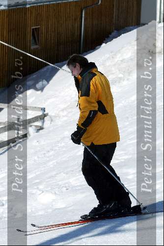 Zurs 23 februari 2003
Ursul de Geer tijdens de wintersport
telefonerend met gsm de berg af