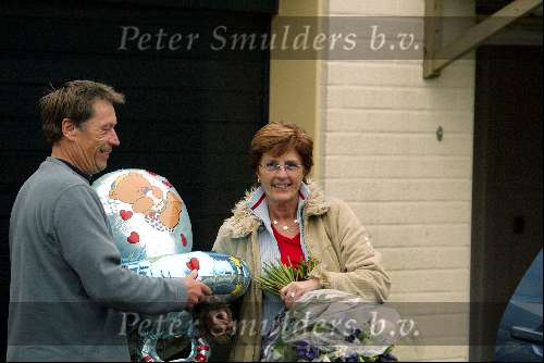 Loosdrecht 11 februari 2003
Ouders van Wendy van Dijk met bloemen en ballonnen