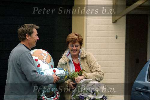 Loosdrecht 11 februari 2003
Ouders van Wendy van Dijk met bloemen en ballonnen