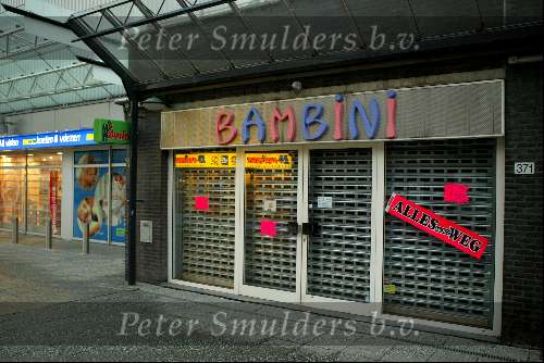 Amsterdam 6 februari 2004
Angela Kluivert haar winkel Bambini falliet