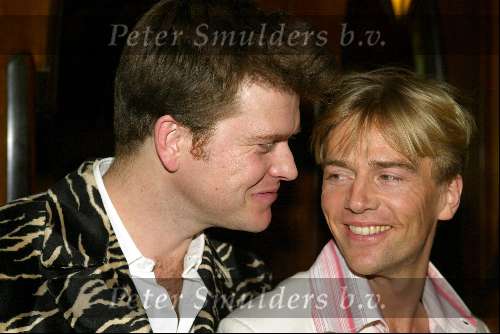 Amsterdam 9 februari 2004
Premiere FEESTJE in Tuschinski.
   Beau v Erven Dorens  en  Antonie Kamerling
Peter Smulders bv