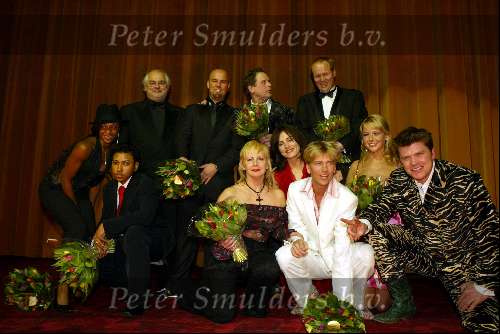 Amsterdam 9 februari 2004
Premiere FEESTJE in Tuschinski.
Antonie Kamerling met   Beau v Erven Dorens Trudy Labij Chantal Janzen en Daphne Bunskoek Ruud v Hemert en Tjeerd Oosterhuis. De Cast van FEESTJE
Peter Smulders bv