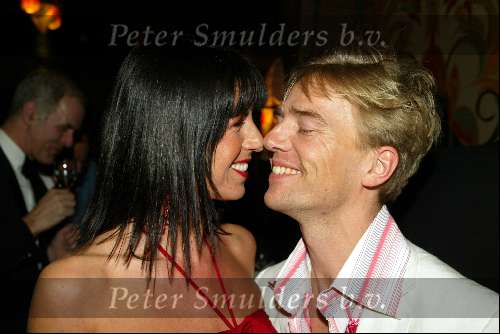 Amsterdam 9 februari 2004
Premiere FEESTJE in Tuschinski.
Antonie Kamerling en Isa Hoes kussend