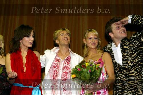 Amsterdam 9 februari 2004
Premiere FEESTJE in Tuschinski.
Antonie Kamerling met   Beau v Erven Dorens Trudy Labij Chantal Janzen en Daphne Bunskoek 
Peter Smulders bv