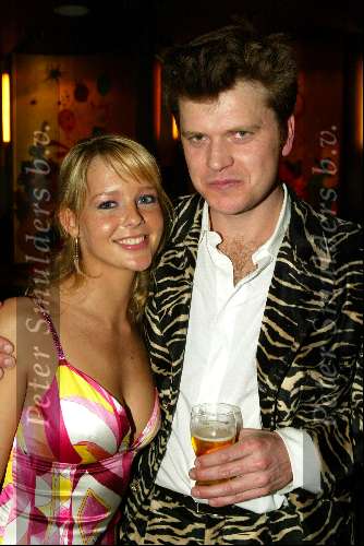 Amsterdam 9 februari 2004
Premiere FEESTJE in Tuschinski.
Chantal Janzen met Beau v Erven Dorens