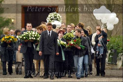 Bussum 5 februari 2004
Begrafenis van de dochter van zangeres Hanny Deborah.
 begrafenis stoet