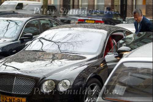Amsterdam 22 februari 2004
Bram Moszkowicz in zijn nieuwe Bentley coupe.