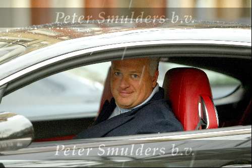 Amsterdam 22 februari 2004
Bram Moszkowicz in zijn nieuwe Bentley coupe.
