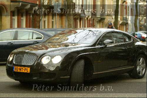 Amsterdam 22 februari 2004
Bram Moszkowicz in zijn nieuwe Bentley coupe.