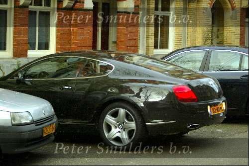 Amsterdam 22 februari 2004
Bram Moszkowicz in zijn nieuwe Bentley coupe.