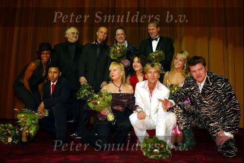Amsterdam 9 februari 2004
Premiere FEESTJE in Tuschinski.
Antonie Kamerling met   Beau v Erven Dorens Trudy Labij Chantal Janzen en Daphne Bunskoek Ruud v Hemert en Tjeerd Oosterhuis. De Cast van FEESTJE