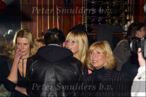 Amsterdam 18 februari 2004
Verlichting bij gedenksteen Willy Alberti bij Westertoren.
Willeke Alberti, Danielle van t Schip Chantal Janzen en Johnny de Mol