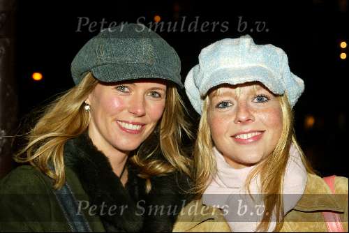 Amsterdam 18 februari 2004
Verlichting bij gedenksteen Willy Alberti bij Westertoren.
Danielle van t Schip en Chantal Janzen