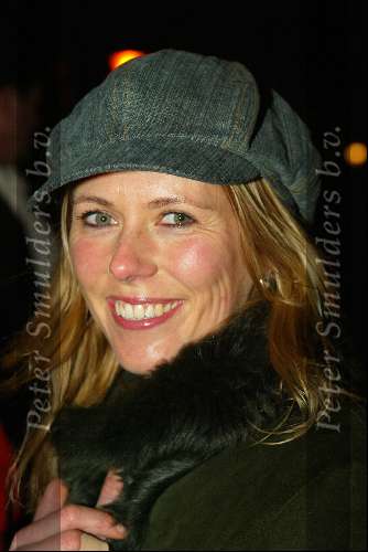 Amsterdam 18 februari 2004
Verlichting bij gedenksteen Willy Alberti bij Westertoren.
Danielle van t Schip met pet
