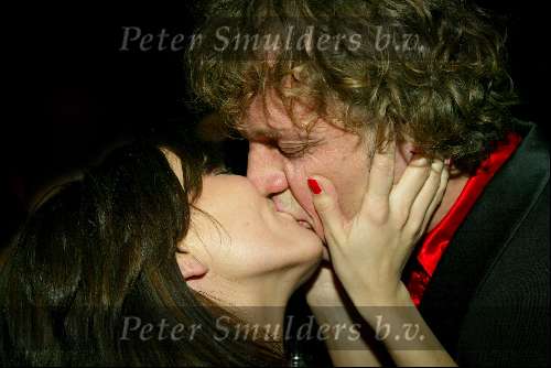 Amsterdam 9 februari 2004
Premiere FEESTJE in Tuschinski.
Daphne Bunskoek en Jeroen Pauw kussend