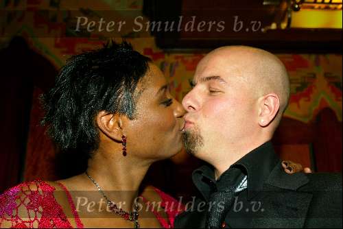 Amsterdam 9 februari 2004
Premiere FEESTJE in Tuschinski.
Tjeerd Oosterhuis en Edsilia Rombley kussend