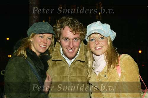 Amsterdam 18 februari 2004
Verlichting bij gedenksteen Willy Alberti bij Westertoren.
Edwin Smulders en Danielle van t Schip en Chantal Janzen
