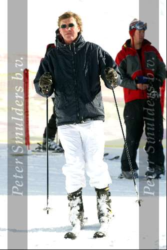 Zurs 13 februari 2004
Prinses Caroline met dochtertje Prinses Alexandra in de sneeuw.  Ernst v Hannover Wintersport