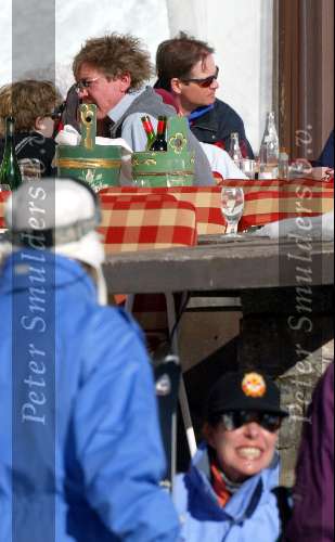Zurs 15 februari 200
Prinses Caroline van Monaco op voorgrond met Ernst van Hannover