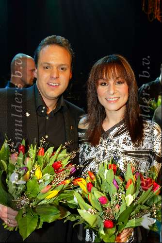 Bussum 10 februari 2004
Uitreiking gouden harpen in het spant.
Frans Bauer met Trijntje Oosterhuis