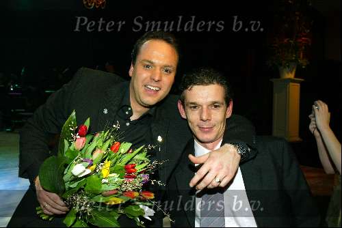 Bussum 10 februari 2004
Uitreiking gouden harpen in het spant.
Frans Bauer met broer Dorus Bauer