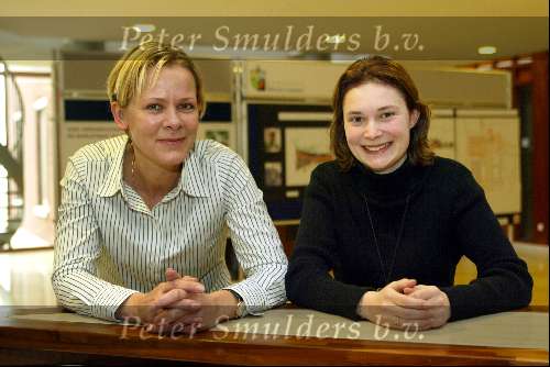Heeze 16 Februari 2004
Gemeentehuis Heeze/Leende
( Met zwarte trui ) Gertie v Bree en Edith Bakker