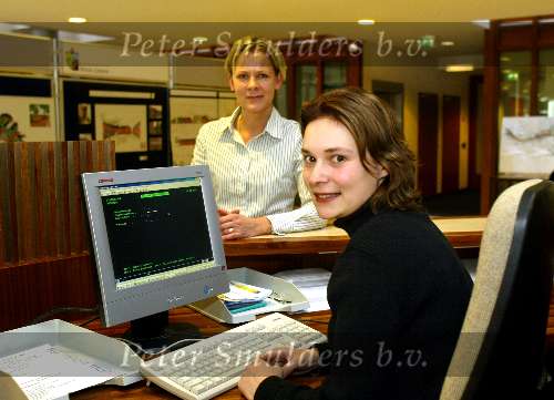Heeze 16 Februari 2004
Gemeentehuis Heeze/Leende
( Met zwarte trui ) Gertie v Bree en Edith Bakker