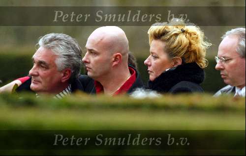 Bussum 5 februari 2004
Begrafenis van de dochter van zangeres Hanny Deborah.
Hanny met schoonzoon en Ludo Voeten,