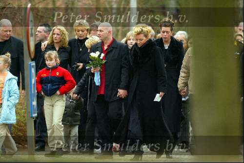Bussum 5 februari 2004
Begrafenis van de dochter van zangeres Hanny Deborah.
Hanny met schoonzoon