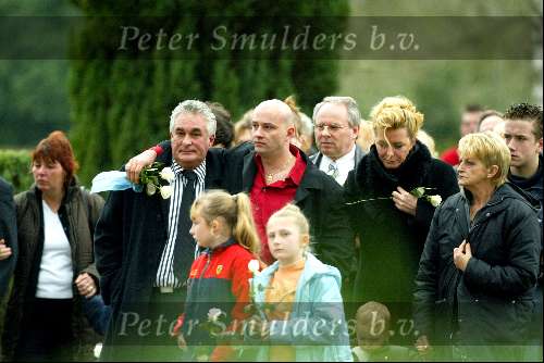Bussum 5 februari 2004
Begrafenis van de dochter van zangeres Hanny Deborah.
Ludo Voeten met Hanny en de schoonzoon van Hanny
