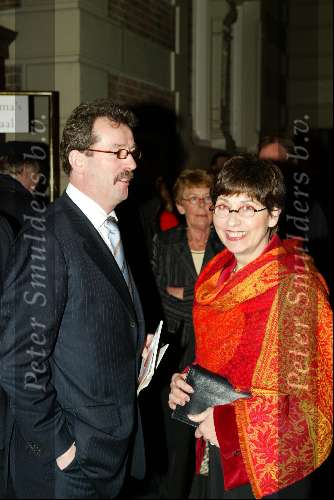 Amsterdam 23 februari 2004
Koningin Beatrix en Prins Willem Alexander en Maxima bezoeken het concertgebouw.Burgemeester Hans Alders van Groningen met vrouw